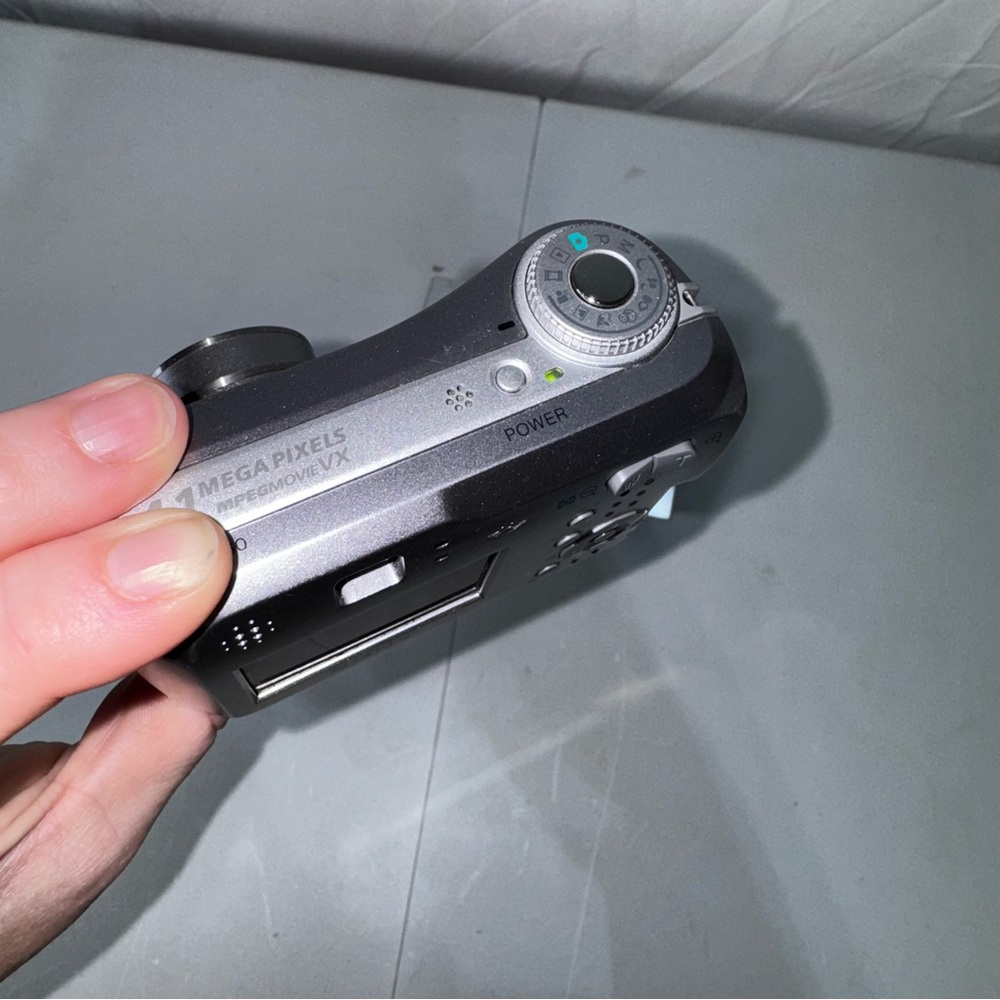 Sony CyberShot DSC-S60 4.1MP Digital Camera w/ Base Docking Station - Picture 4 of 8